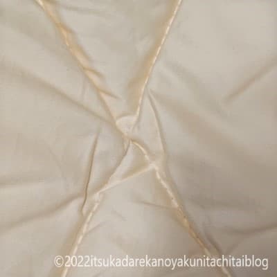 セミダブルサイズのダニを寄せ付けない敷布団(家具の里)のキルティングの縫製部分の接写画像です。