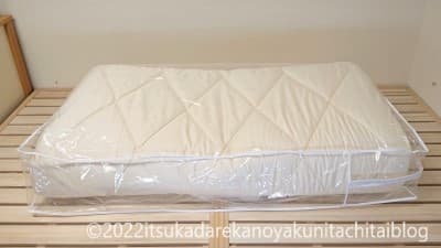 セミダブルサイズのダニを寄せ付けない日本製敷布団が三つ折りに畳んで収納できるファスナー付きのビニール袋に入っている画像です。