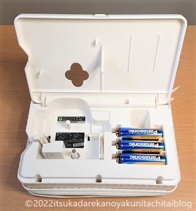 電池ケースに6本の単三乾電池をセットしたキングジム製のラベルライターである「テプラ」PRO SR-GL2(ガーリーテプラ2)の画像です。