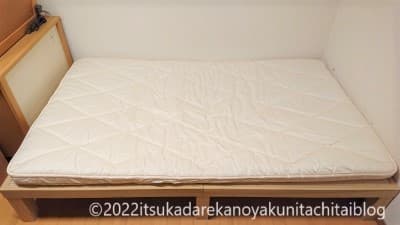 中は硬く外はふわふわの厚さ100mmでダニを寄せ付けない日本製のベッドにぴったりサイズのおすすめの敷布団の記事のアイキャッチ画像です。