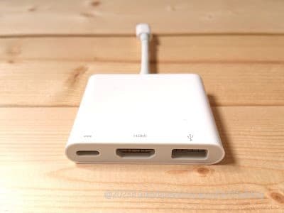 アップル製USB-C to digital AV multiport adapterのUSB-CとHDMIとUSBと接続できる部分です。
