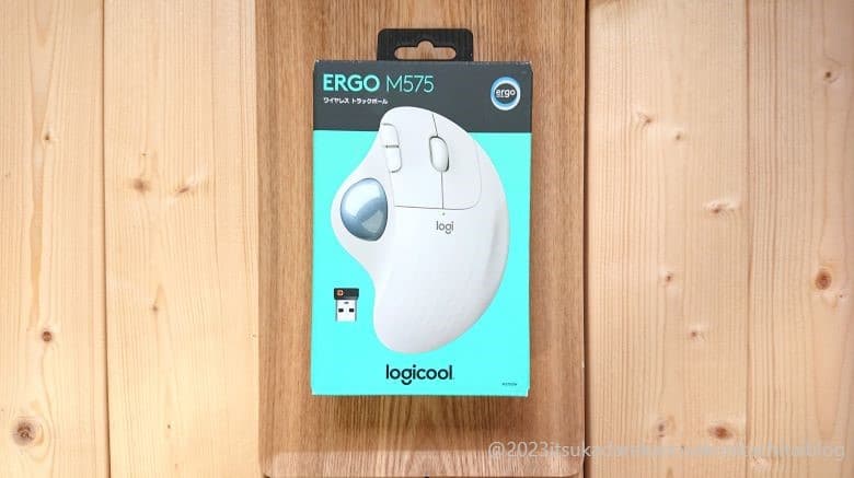 ロジクール製ワイヤレストラックボールマウス「ERGO　M575　オフホワイト」の外箱の画像です。