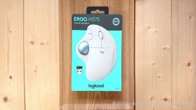 logicool製ワイヤレストラックボールマウス「ERGO　M575」の外箱です。